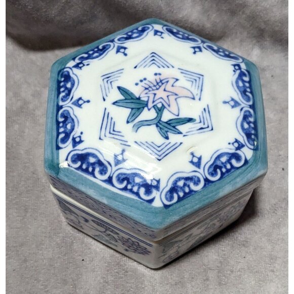 Vintage Floral Blue And White Hexagonal Ceramic Trinket Box - Picture 7 of 10